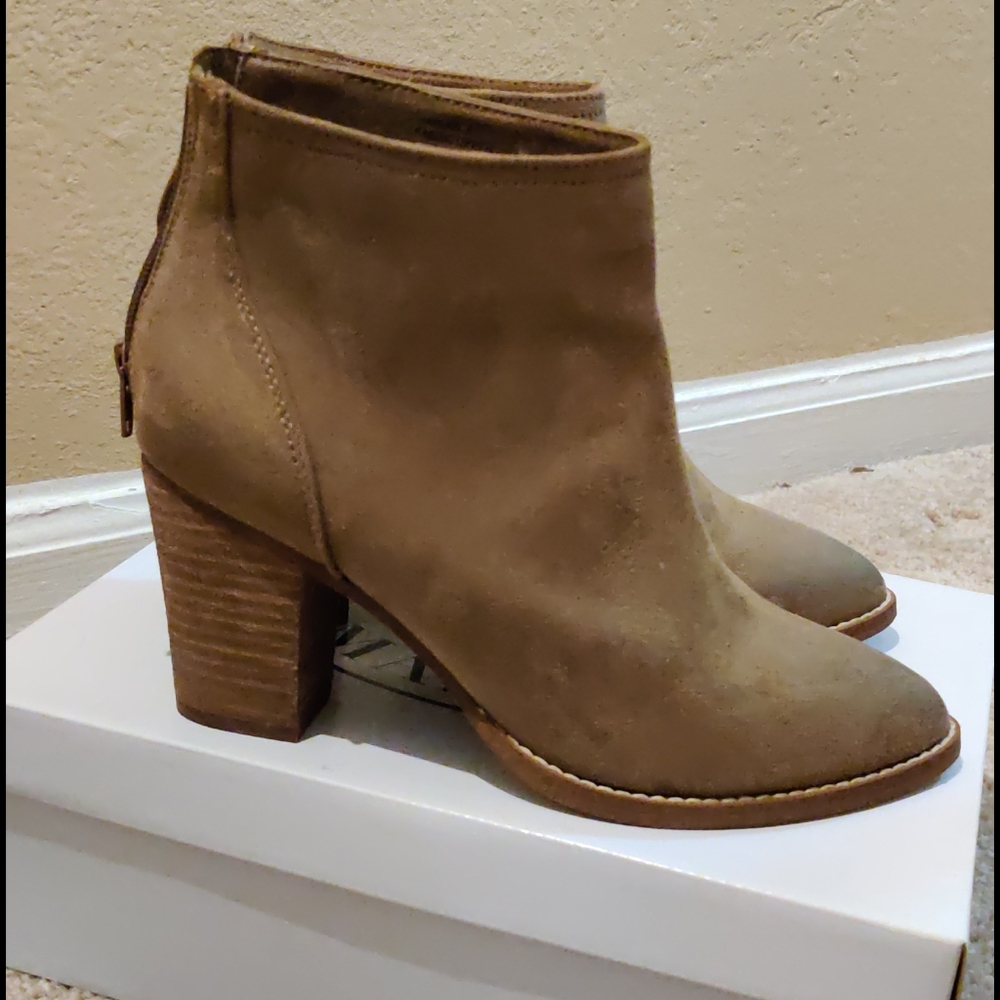 Zigi Soho Harlan style Bootie in Taupe size 8